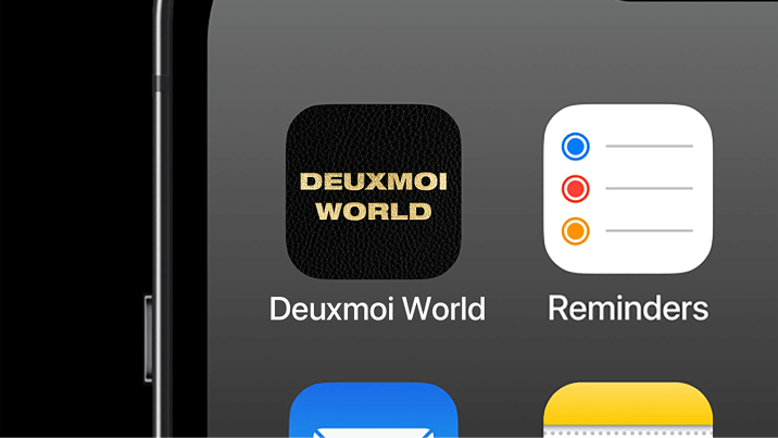 Deuxmoi World app icon on a phone home screen