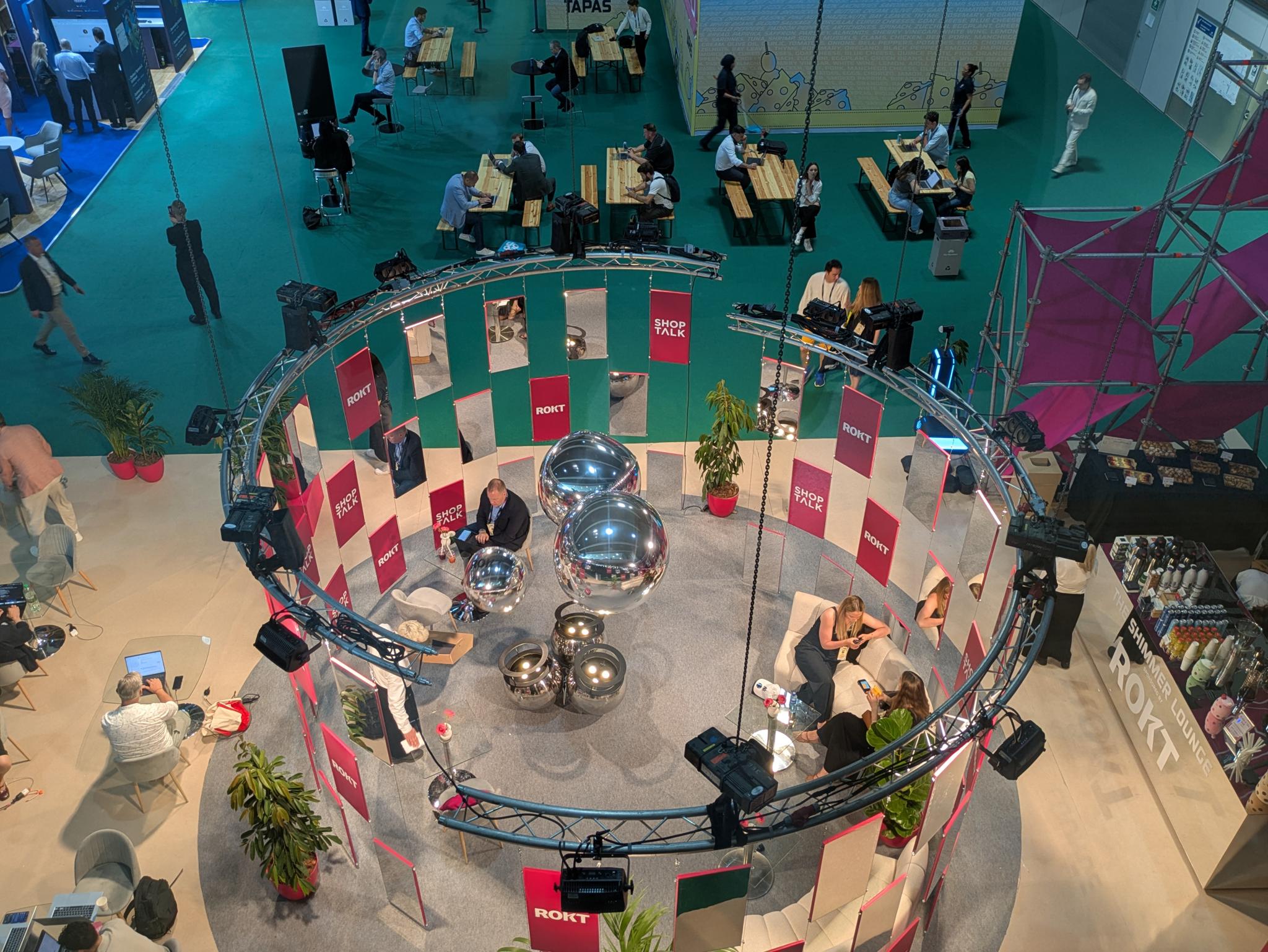 Overhead view of the circular Rokt lounge on the Shoptalk Europe show floor.